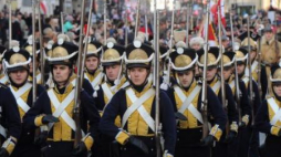 Członkowie grup rekonstrukcji historycznej defilują podczas marszu "Razem dla Niepodległej". Fot. PAP/G. Jakubowski