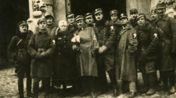 Oddział "straceńcow" por. Romana Abrahama przed ratuszem we Lwowie. 22 listopada 1918 r. Fot. CAW