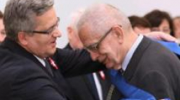 Litewski poeta Tomas Venclova (P) został odznaczony Krzyżem Wielkim Orderu Zasług Rzeczpospolitej. Fot. PAP/L. Szymański