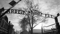 Brama KL Auschwitz. Fot. PAP/A. Grygiel