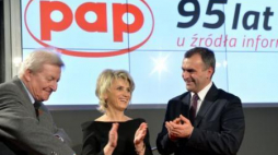 Minister skarbu Włodzimierz Karpiński, wiceprezes PAP Lidia Sobańska i red. Mirosław Ikonowicz. Fot. PAP/R. Pietruszka