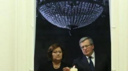 Prezydent Bronisław Komorowski z małżonką Anną w oknie Pałacu Belwederskiego. Fot. PAP/L. Szymański