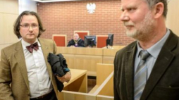 Mec. Przemysław Zalasiński (L) oraz prezes Stowarzyszenia Twórców Ludowych Waldemar Majcher. Fot. PAP/W. Pacewicz