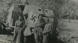 Żołnierze 1. Dywizji Pancernej po bitwie na Maczudze. W środku Zbigniew Mieczkowski. Zbiory Zbigniewa Mieczkowskiego/AHM