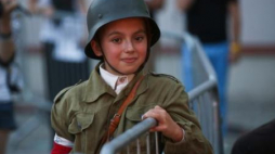 Publiczność podczas widowiska "Zakazane piosenki" w Parku Wolności w Muzeum Powstania Warszawskiego. Fot. PAP/R. Guz