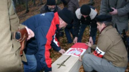 Ekshumacja szczątków plut. Edwarda Biesoka ps. „Edek” na Błatniej (gmina Brenna). 18 listopada 2013 r. Źródło: IPN