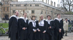 Oxford. Studenci na Radcliffe Square. Fot. PAP/J. Ochoński