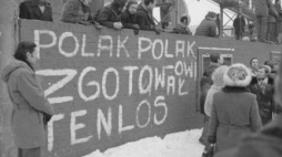 Uczestnicy mszy św. w Stoczni Szczecińskiej. 14  grudnia 1981. Fot. PAP/J.Undro