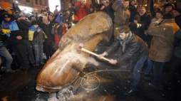 Demonstranci przy powalonym pomniku Leninu. Fot. PAP/EPA