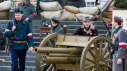  Inscenizacja historyczna walk powstańczych na Placu Wolności w Poznaniu. Fot. PAP/M. Zakrzewski