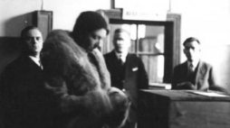 Halina Konopacka-Matuszewska podczas głosowania w lokalu komisji wyborczej przy ulicy Nowowiejskiej. 1930 r. Fot. NAC