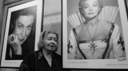 Nina Andrycz przy swoich portretach. Fot. PAP/ A. Rybczyński