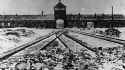  Auschwitz II - Birkenau - brama zwana Bramą Śmierci. Fot. Stanisław Mucha w luty-marzec 1945 r.