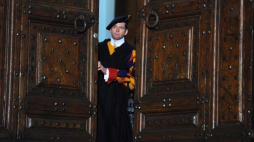 Szwajcarski gwardzista zamyka bramę pałącu w Castel Gandolfo. Fot. PAP/EPA