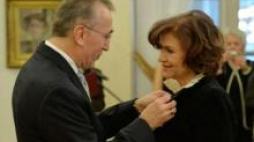 Podsekretarz stanu w Kancelarii Prezydenta Maciej Klimczak wręcza odznaczenie Halinie Frąckowiak. Fot. PAP/R. Pietruszka
