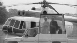 Papież Jan Paweł II podczas piegrzymki w 1987 r. W tle śmigłowiec Mi-8. Fot. PAP/Z.Matuszewski