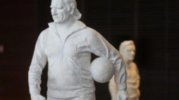 Zwycięski projekt pomnika trenera Kazimierza Górskiego. Fot. PAP/R. Guz