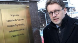 Prezes Fundacji Wisławy Szymborskiej Michał Rusinek podczas uroczystości odsłonięcia tablicy. Fot. PAP/G. Mo