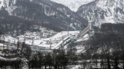Widok na skocznię olimpijską położoną na terenie Krasnej Polany. Fot. PAP/EPA