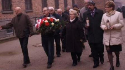 W 69. rocznicę ewakuacji więźniów z KL Auschwitz, uczestnicy zjazdu złożyli kwiaty pod Ścianą Straceń.