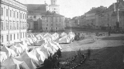Namioty żołnierzy rosyjskich na Placu Zamkowym w Warszawie po wprowadzeniu stanu wojennego w 1861 r. Źródło: MHP