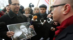 Dyrektor BEP IPN Andrzej Zawistowski z zdjęciem działacza PPS Kazimierza Pużaka. Fot. PAP/T. Gzell
