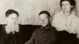 Władysław Broniewski w mundurze Legionów z matką Zofią i siostrą Janiną w Płocku, 1916 r. Źródło: Archiwum IBL/Fotonova 