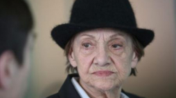 Dziennikarka Irena Dziedzic na korytarzu Sądu Najwyższego. Fot. PAP/R. Guz