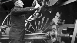 Kolejarz przy pracy. 1934 r. Fot. NAC