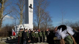 Delagacja rosyjska przed pomnikiem gen. Iwana Czerniachowskiego w Pieniężnie. Fot. PAP/T. Waszczuk