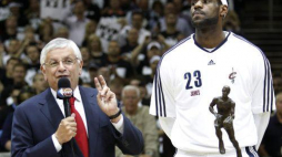 Komisarz NBADavid Stern (L) i LeBron James. Fot. PAP/EPA