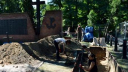 Ekshumacje ofiar terroru komunistycznego na tzw. Łączce. Fot. PAP/R. Pietruszka