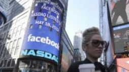 Reklama Facebooka na budynku nowojorskiej giełdy papierów wartościowych. Fot. PAP/EPA