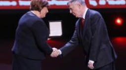 Anna Komorowska wręcza nagrodę Janowi Miodkowi. Fot. PAP/R.Guz