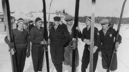 Lake Placid 1932 r. Drugi z lewej Bronisław Czech. Drugi z prawej Stanisław Marusarz. Fot. NAC