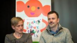Aktorzy Artur Krajewski (L) i Jakub Ulewicz (P) przed premierą spektaklu "Plastusiowy pamiętnik". Fot. PAP/T. Żmijewski