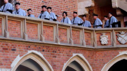 Tradycyjny pochód profesorów z Collegium Maius do Auditorium Maximum. Fot. PAP/J. Bednarczyk