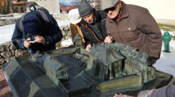 Makietę wielickiego Zamku Żupnego dla niewidomych zaprezentowano w Wieliczce. Fot. PAP/J. Bednarczyk
