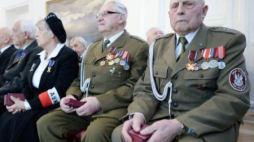 Weterani odznaczeni przez prezydenta Bronisława Komorowskiego. Fot. PAP/J. Turczyk
