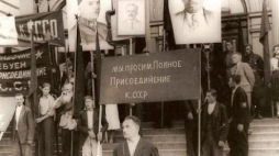 Prosowiecki wiec na Łotwie w 1940 r. pod hasłem przyłączenia  jej do ZSRS. Fot. wikipedia 