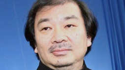 Japoński architekt Shigeru Ban. Fot. PAP/EPA