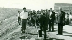 Władysław Bartoszewski sadzi drzewko Rady Pomocy Żydom "Żegota" w Yad Vashem. 1962 r. Źródło:MHŻP