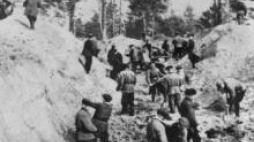 Katyń, 04.1943 r. Ekshumacja zwłok polskich oficerów zamordowanych w 1940 r. Fot. PAP/CAF 
