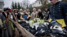 Obrzędem ludowym "Ścięcie Śmierci" zakończyli karnawał mieszkańcy Jedlińska koło Radomia. Fot. PAP/M. Walczak