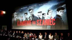 Twórcy filmu "Kamienie na szaniec" podczas konferencji prasowej po pokazie prasowym w kinie Atlantic. Fot. PAP/T. Gzell