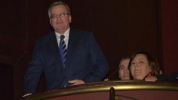 Prezydent Bronisław Komorowski z małżonką Anną Komorowską podczas premiery "Kamieni na szaniec". Fot. PAP/R. Pietruszka