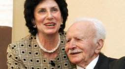 Jan Mulak przyjmuje gratulacje od prezesa PZLA Ireny Szewińskiej. Warszawa, 29.03.2004 r. PAP/R. Pietruszka