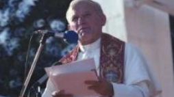 Jan Paweł II podczas mszy na Górze św. Anny. Fot. PAP/W.Rogiński