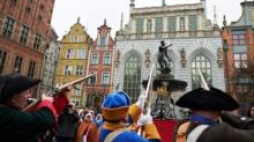 Ponownemu uruchomieniu Fontanny Neptuna towarzyszyła honorowa salwa. Fot. PAP/A.Warżawa
