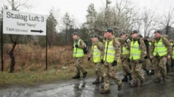 Piloci RAF podczas marszu upamiętniającego ucieczkę jeńców z obozu w Żaganiu. Fot. PAP/L.Muszyński